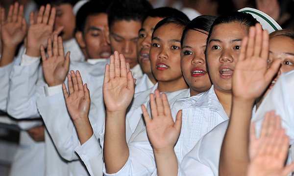 Picture shows graduating Philippine nurses 